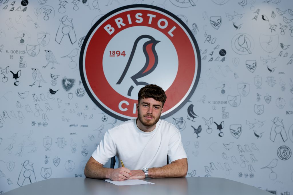 Gibbs signs pro deal  - Bristol City FC